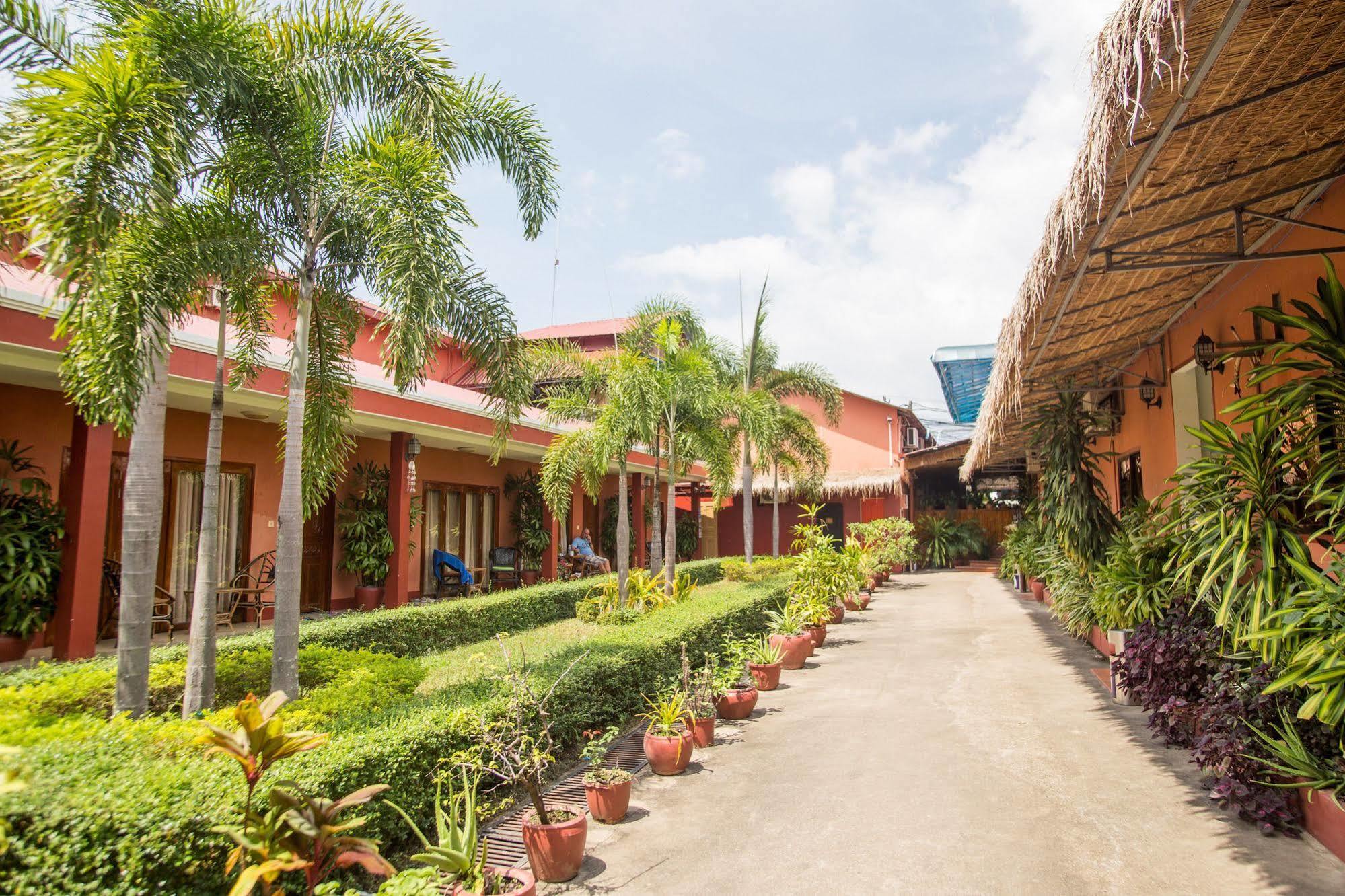 Beach Road Hotel Sihanoukville Exterior foto